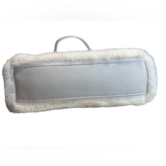 Juicy Couture Los Angeles NWT Angle “Let’s Get Cozy” Faux Fur Crossbody Bag (53) - Picture 5 of 10